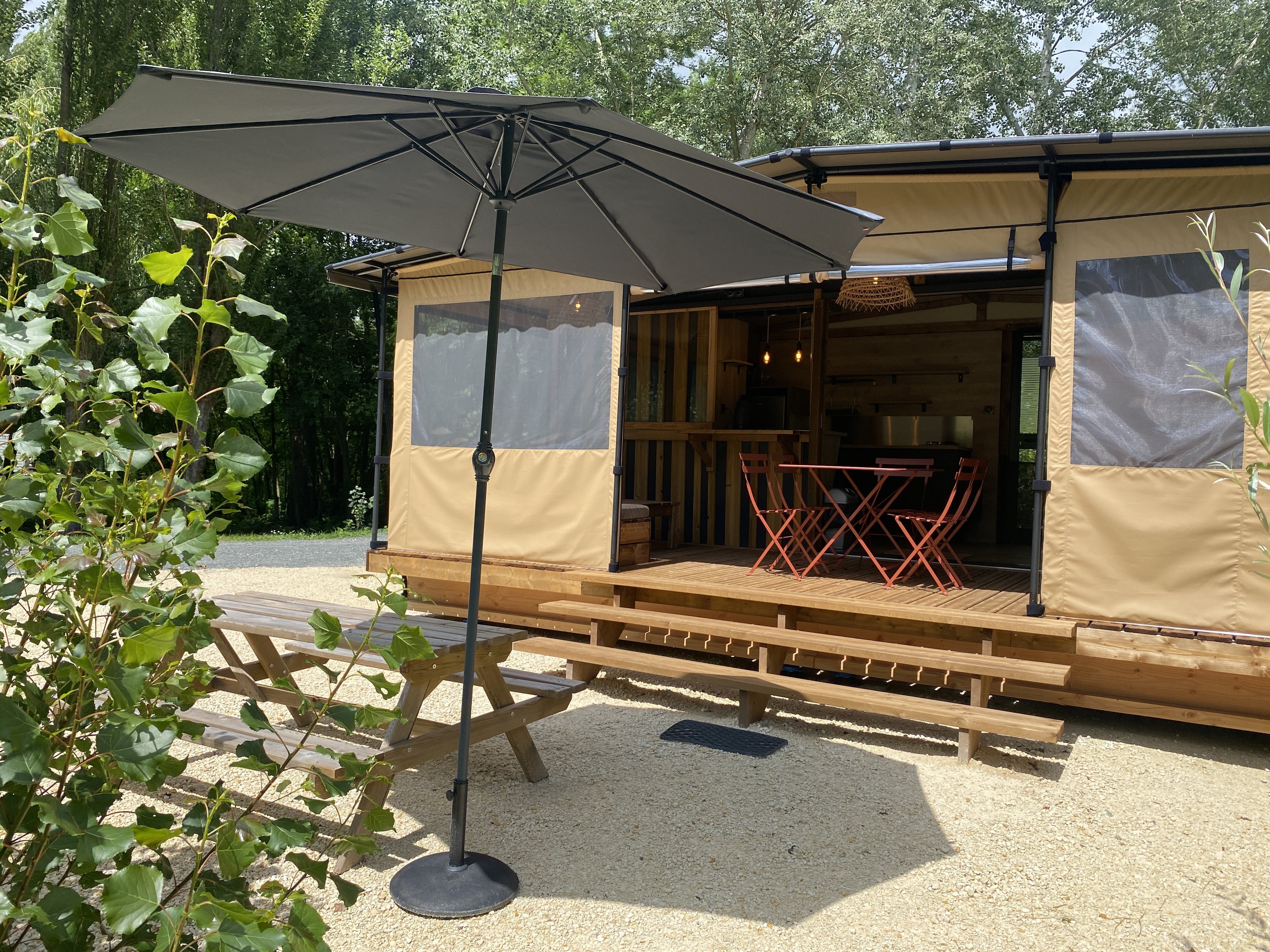 terrasse sur séjour d'un lodge dans le camping