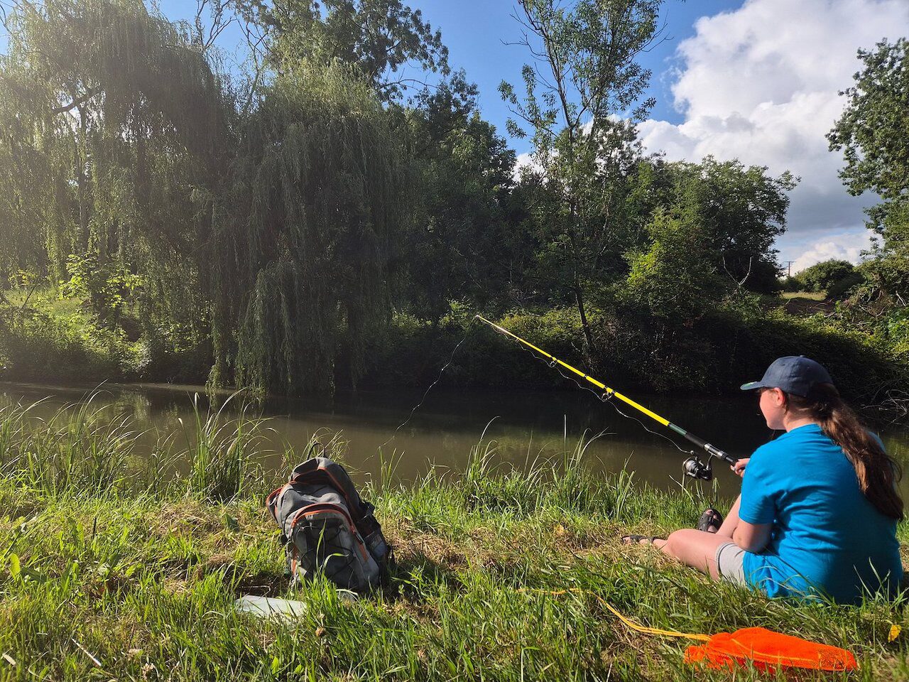 pecheur assis dans le marais