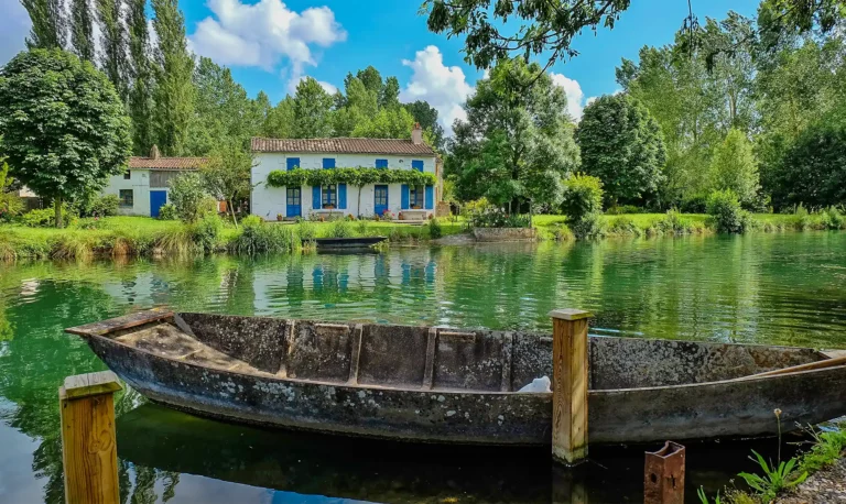 Embarcadère au cœur de la Venise Verte.