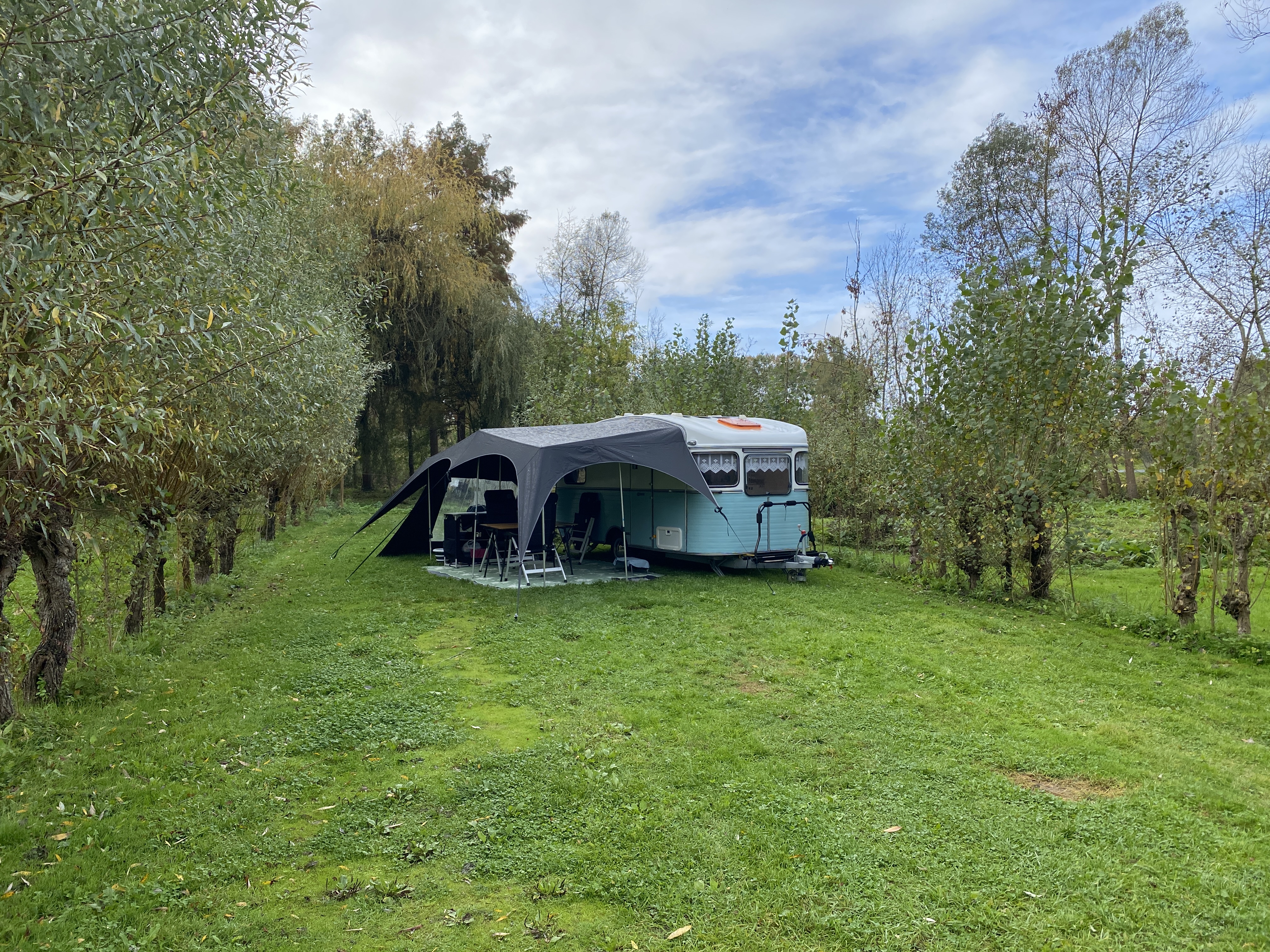 caravane sur en emplacement du camping