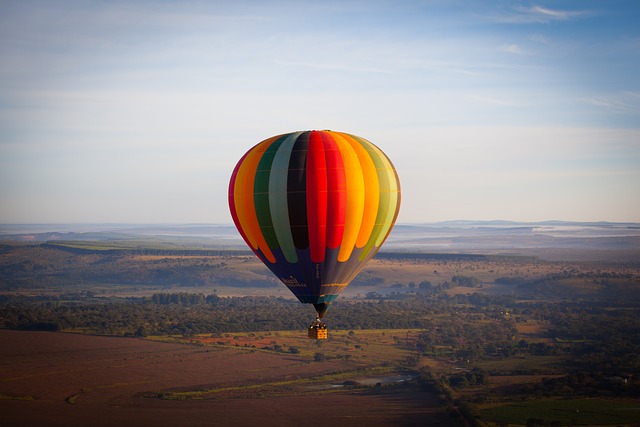 montgolfière colorée au-dessus du Marais Poitevin