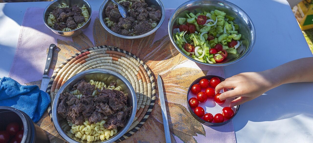 Un repas en plein air mettant en avant les spécialités du Marais Poitevin.