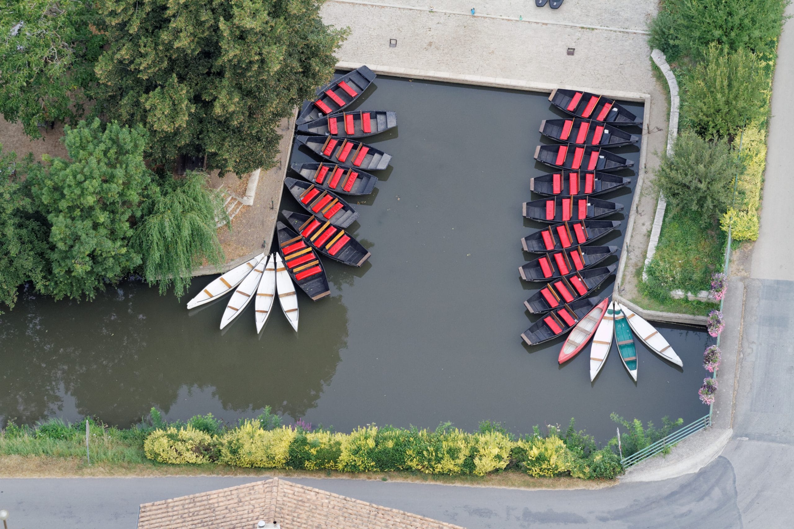 le mazeau port avec barques et canoe