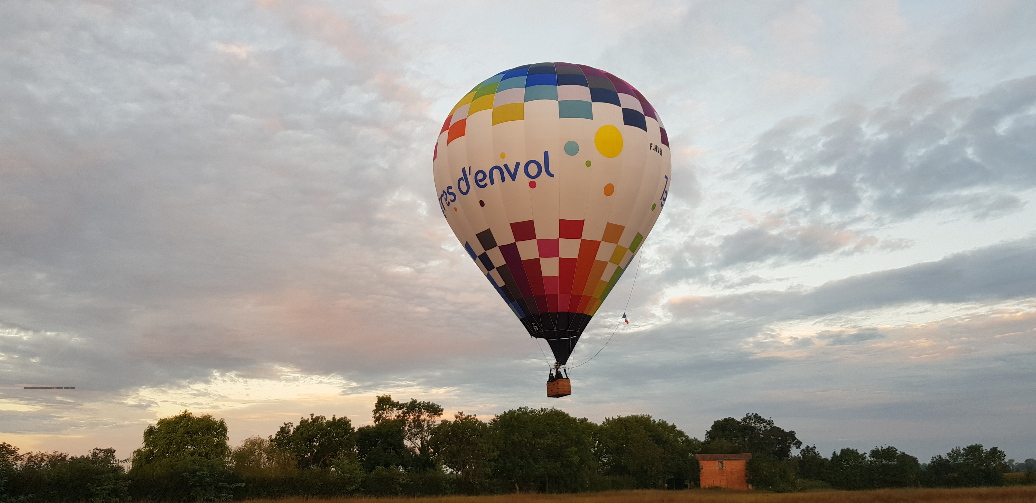 montgolfière colorée au dessus du marais poitevin